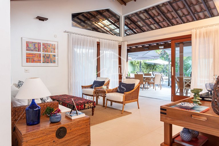 Beautiful house, with six suites, in condominium seafront