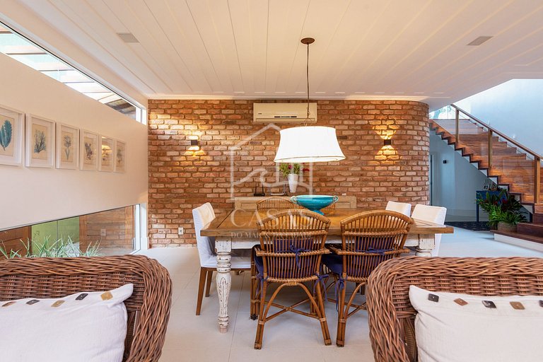 Beautiful house, with six suites, in condominium seafront