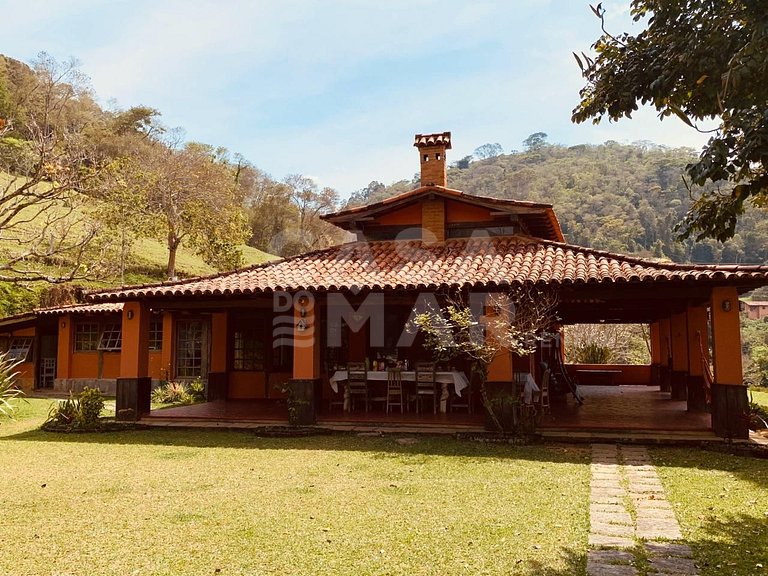 Linda Villa com sete suítes e vista para as montanhas