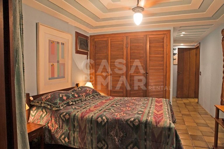 Linda casa com vista deslumbrante das águas calmas do mar da