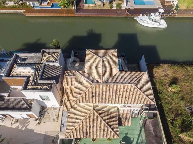 Excelente casa com 4 suítes, todas climatizadas, em frente a