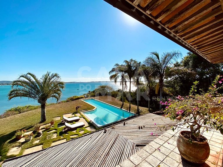 Espetacular casa composta de 4 suítes, localizada em Ponta d
