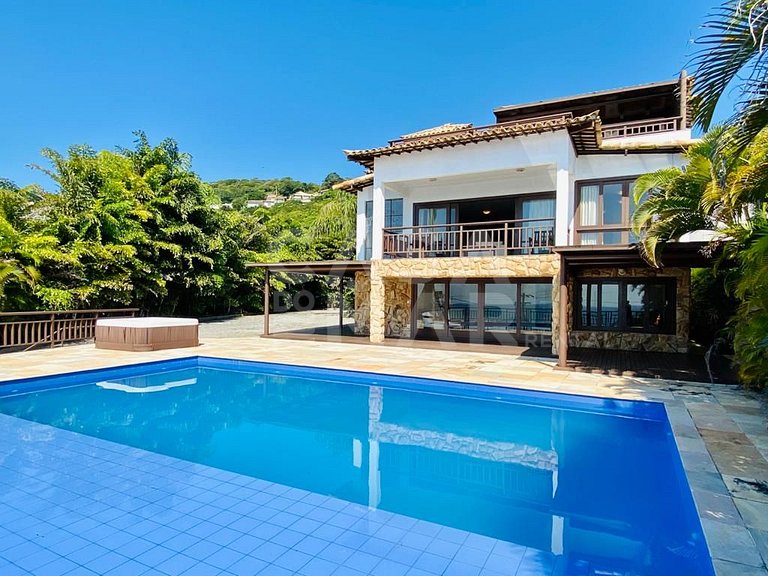Linda casa com 6 quartos, sendo 3 suítes, localizada em João
