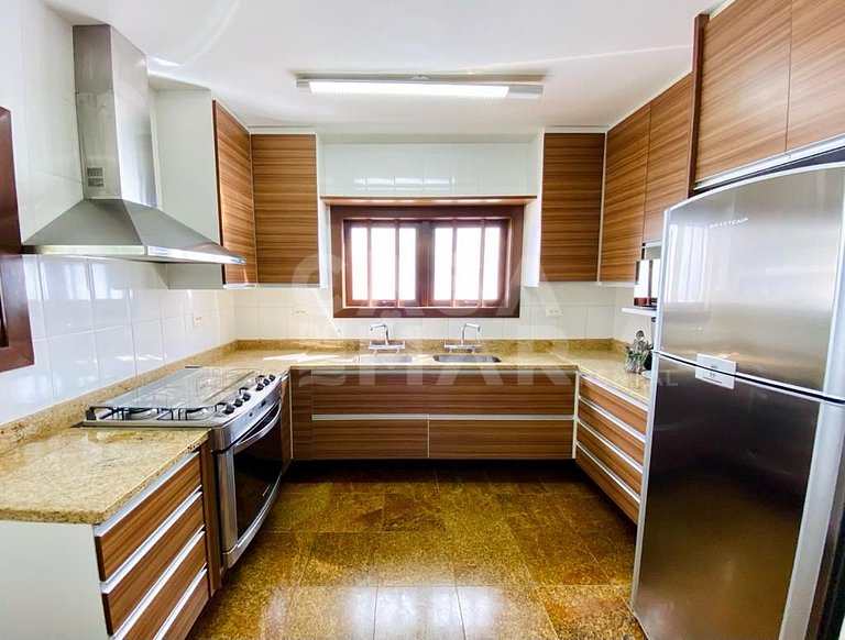 Linda casa com 6 quartos, sendo 3 suítes, localizada em João