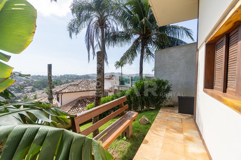 Linda casa com 4 suítes, em condomínio, no canto direito de