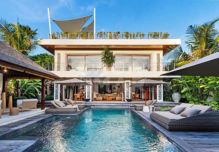 Linda casa com 4 suítes, completíssima, próxima as melhores