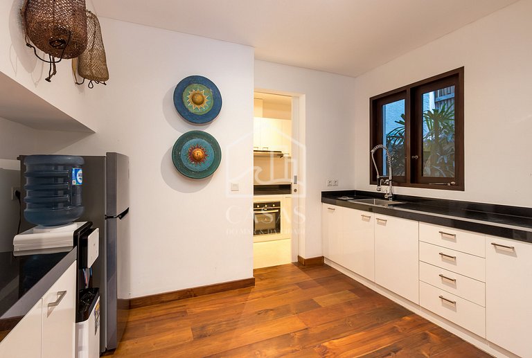 Beautiful house with 4 suites, complete, close to the best b
