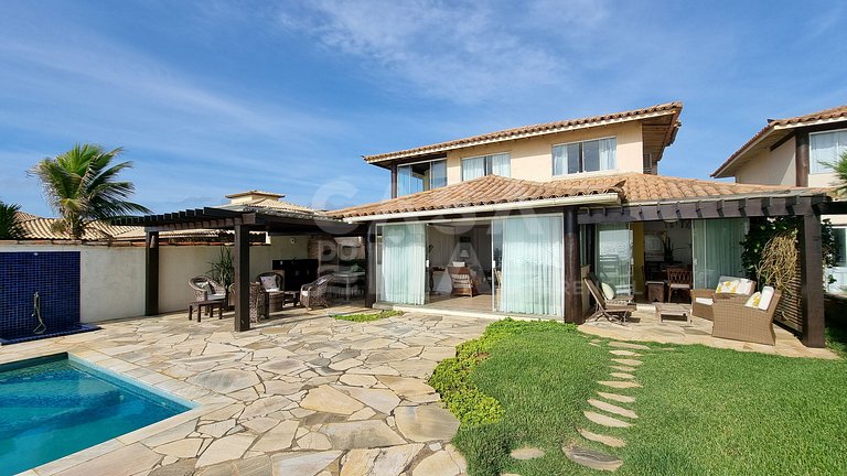 Linda casa com quatro suítes, piscina, pé na areia, em condo
