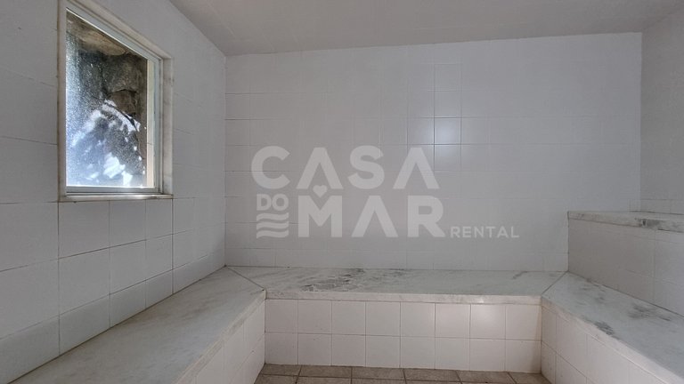 Linda casa com quatro suítes, piscina, pé na areia, em condo