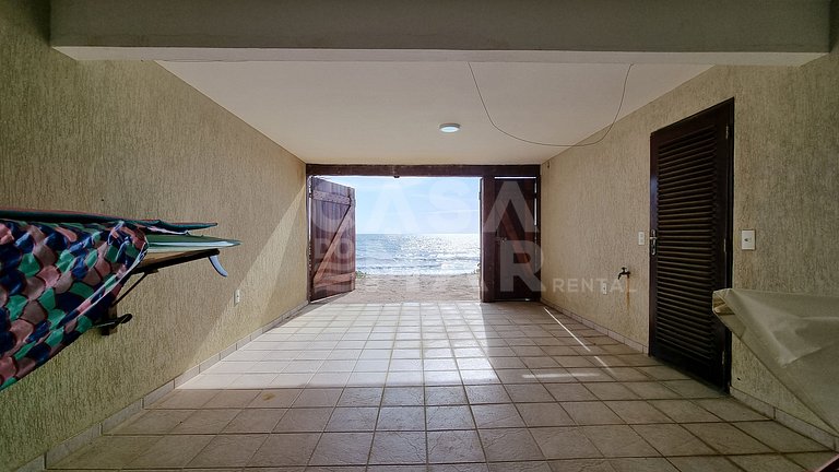 Linda casa com quatro suítes, piscina, pé na areia, em condo