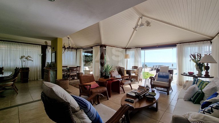Linda casa com quatro suítes, piscina, pé na areia, em condo