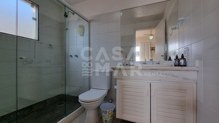 Linda casa com quatro suítes, piscina, pé na areia, em condo