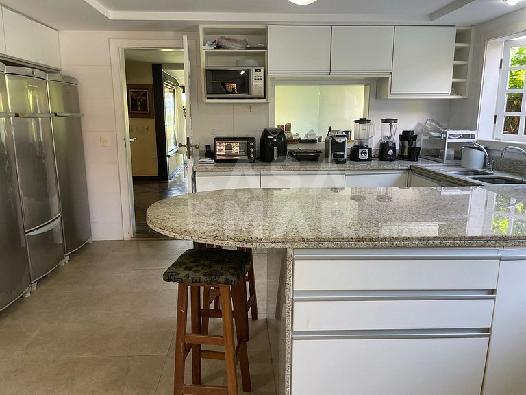 Linda casa com cinco suítes, pé na areia, em condomínio