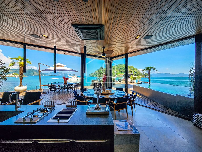 Spectacular house with 9 suites, sea front, very complete