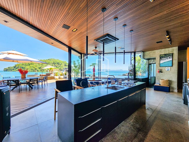 Spectacular house with 9 suites, sea front, very complete