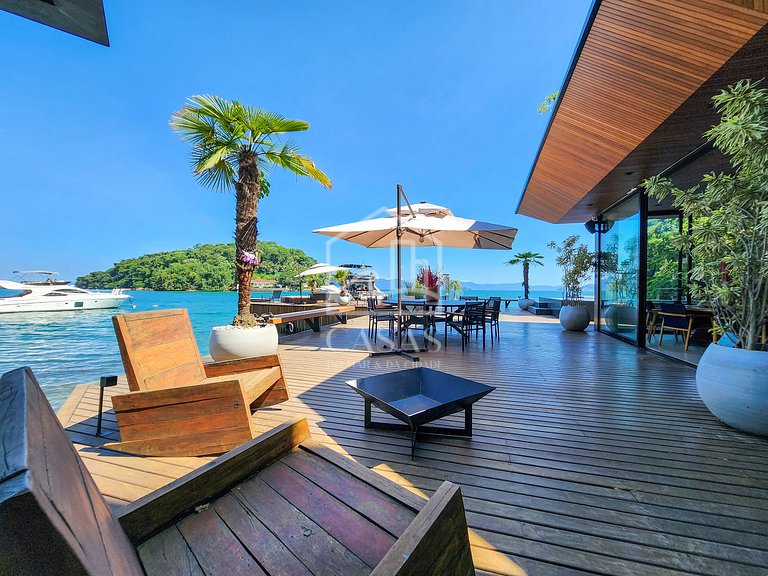 Spectacular house with 9 suites, sea front, very complete