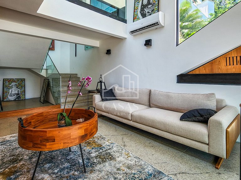 Spectacular house with 9 suites, sea front, very complete