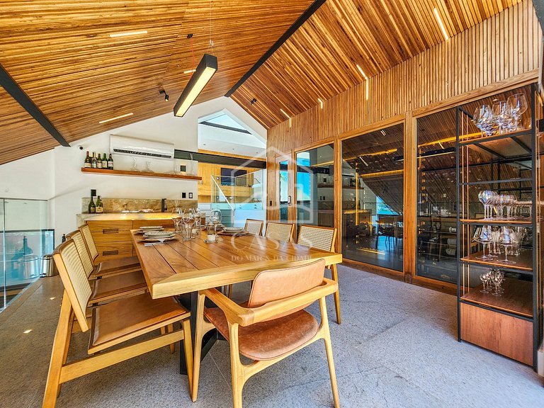Spectacular house with 9 suites, sea front, very complete