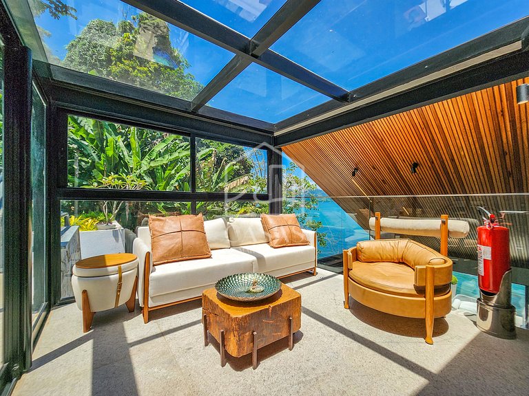 Spectacular house with 9 suites, sea front, very complete