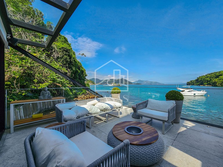 Spectacular house with 9 suites, sea front, very complete