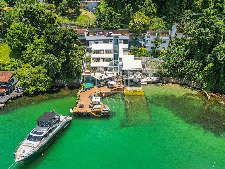 Spectacular house with 9 suites, sea front, very complete