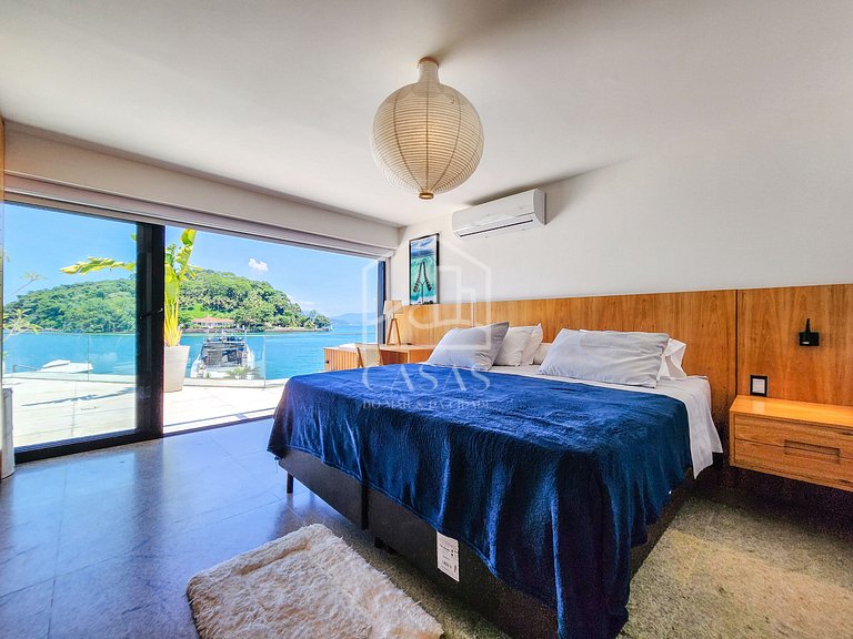 Spectacular house with 9 suites, sea front, very complete