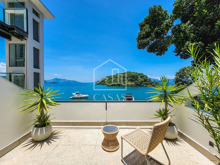 Spectacular house with 9 suites, sea front, very complete