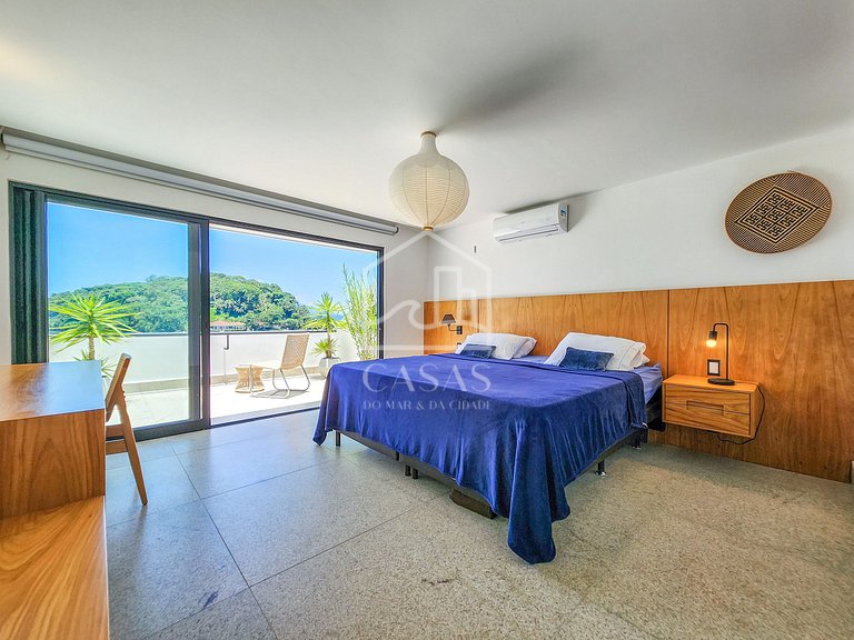 Spectacular house with 9 suites, sea front, very complete