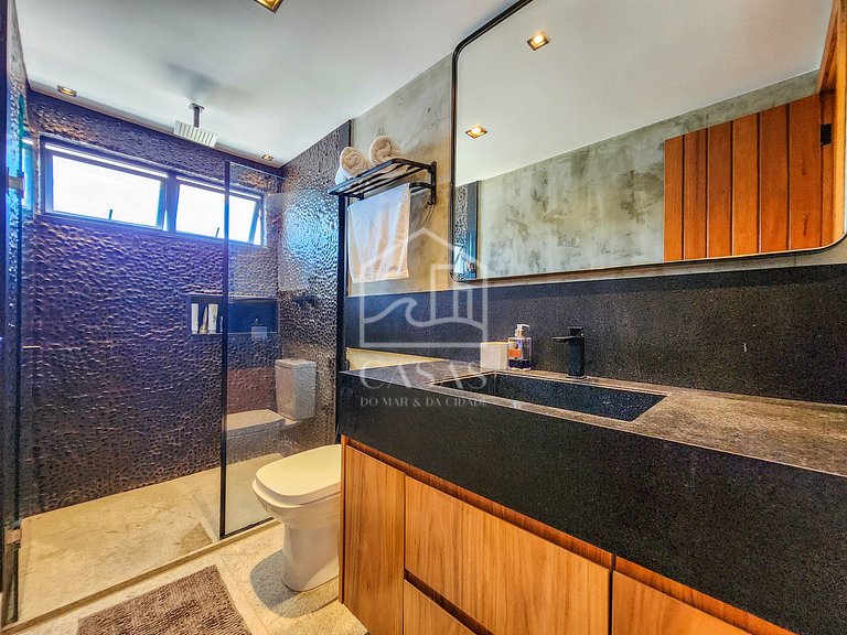 Spectacular house with 9 suites, sea front, very complete