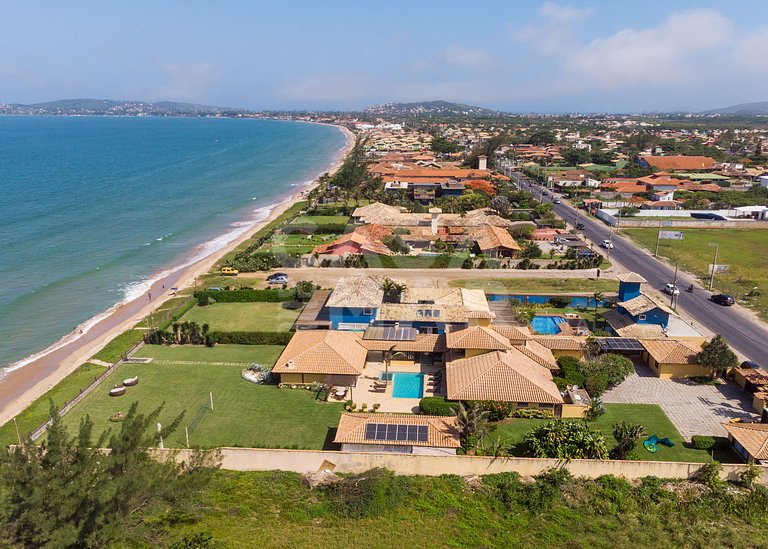 Casa seis suítes, de frente para a Praia Rasa, com piscina