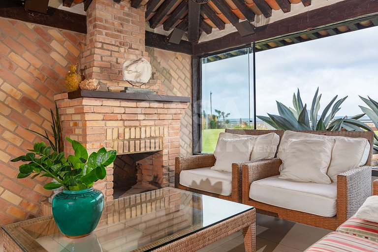 Casa seis suítes, de frente para a Praia Rasa, com piscina