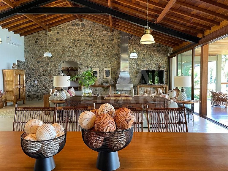 Linda casa com 9 suítes, pé na areia da praia, e em condomín