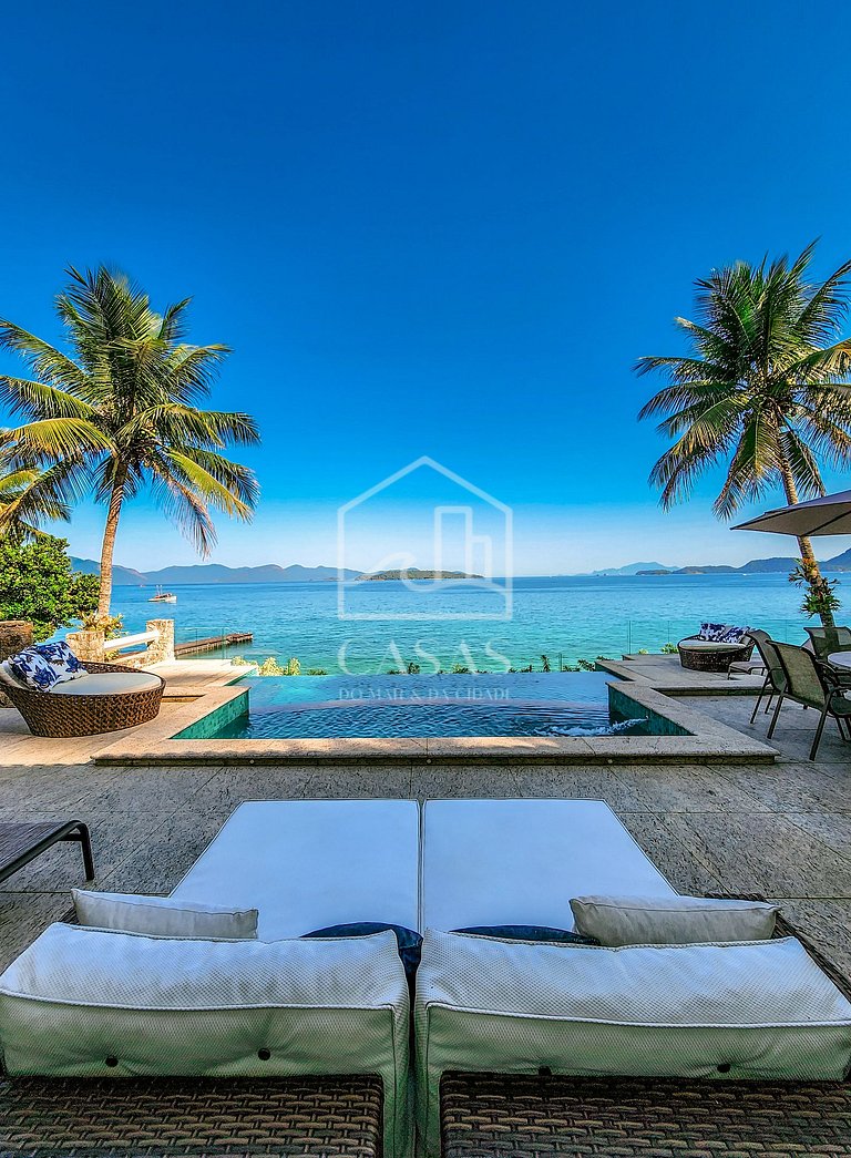 Beautiful villa with exclusive beach, seven suites in a cond