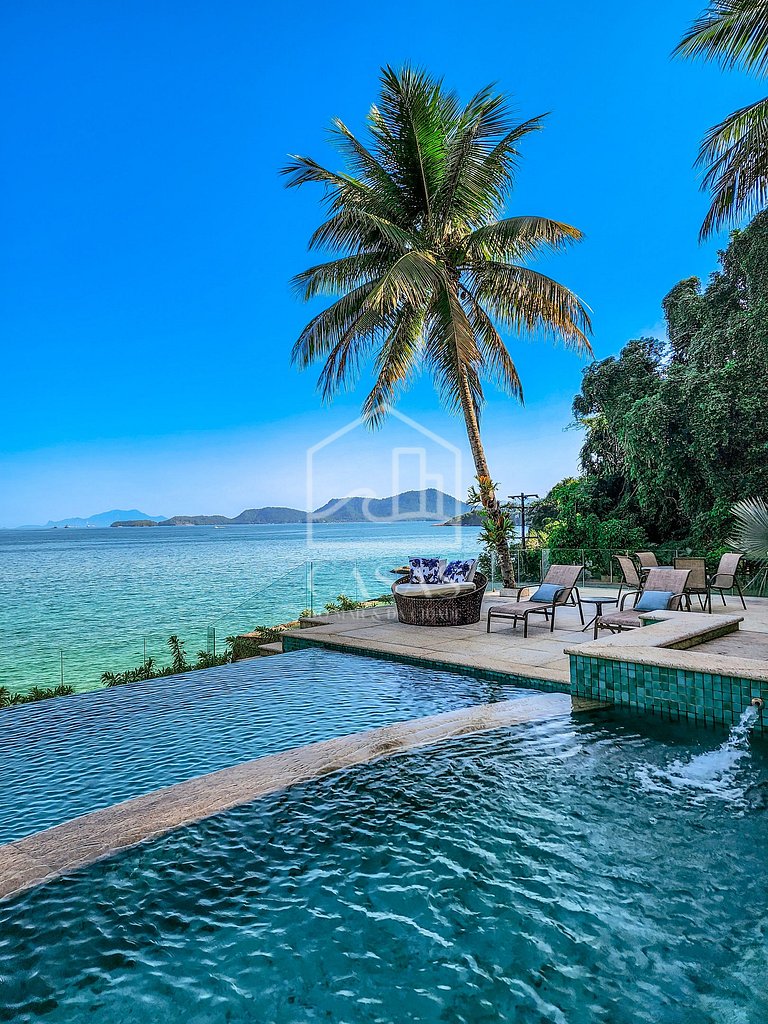 Beautiful villa with exclusive beach, seven suites in a cond