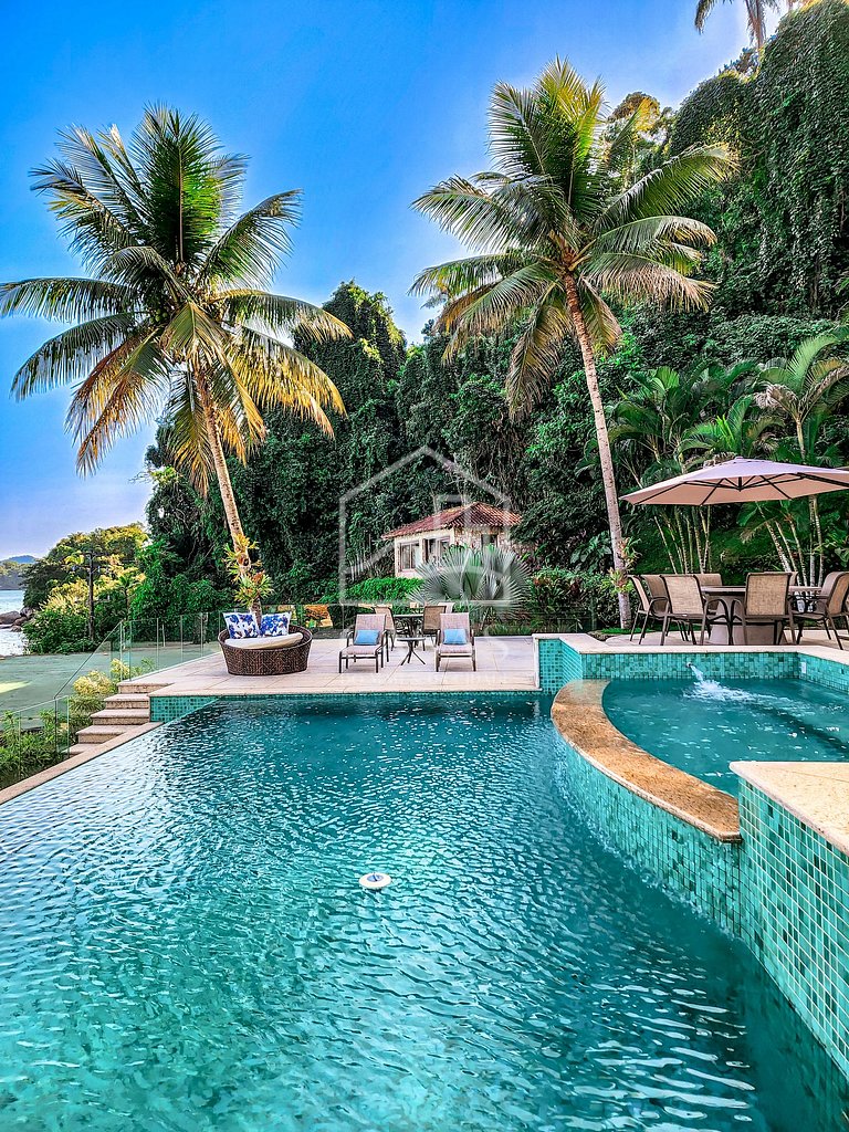 Beautiful villa with exclusive beach, seven suites in a cond