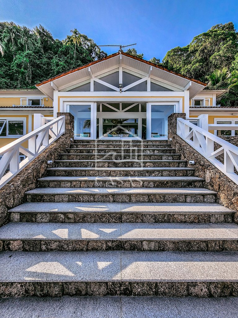 Beautiful villa with exclusive beach, seven suites in a cond