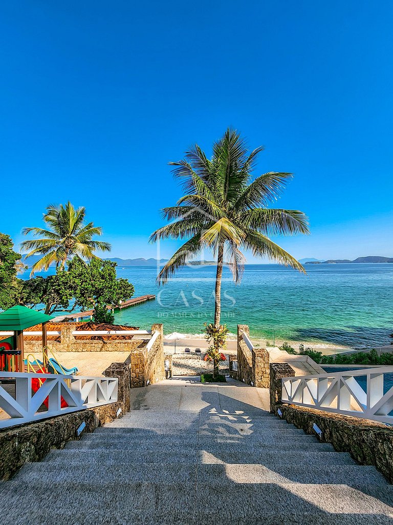 Beautiful villa with exclusive beach, seven suites in a cond