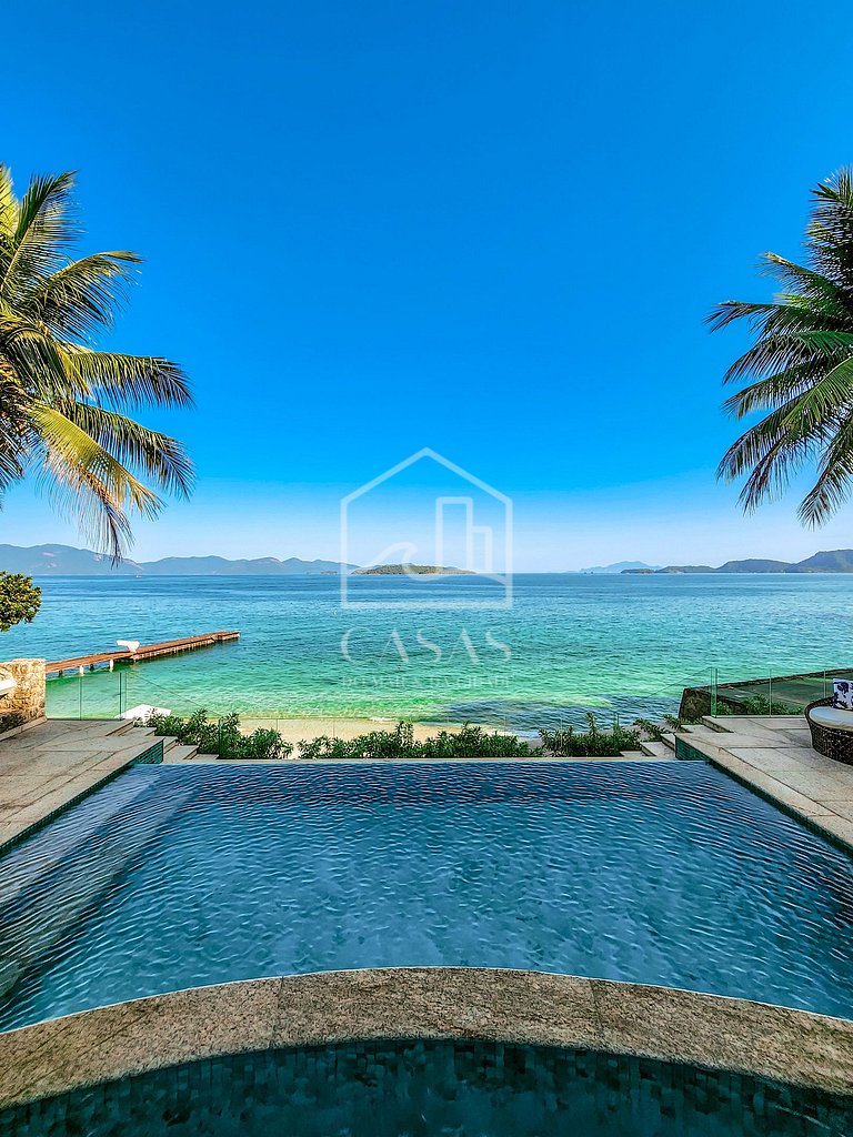 Beautiful villa with exclusive beach, seven suites in a cond