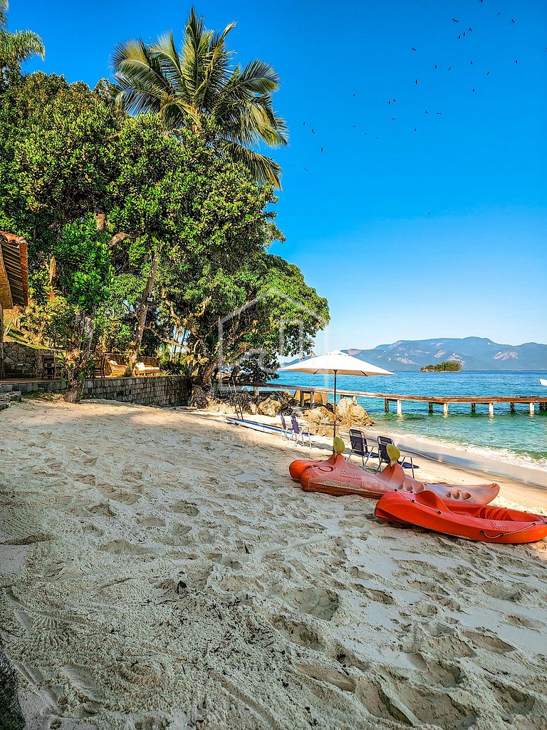 Beautiful villa with exclusive beach, seven suites in a cond