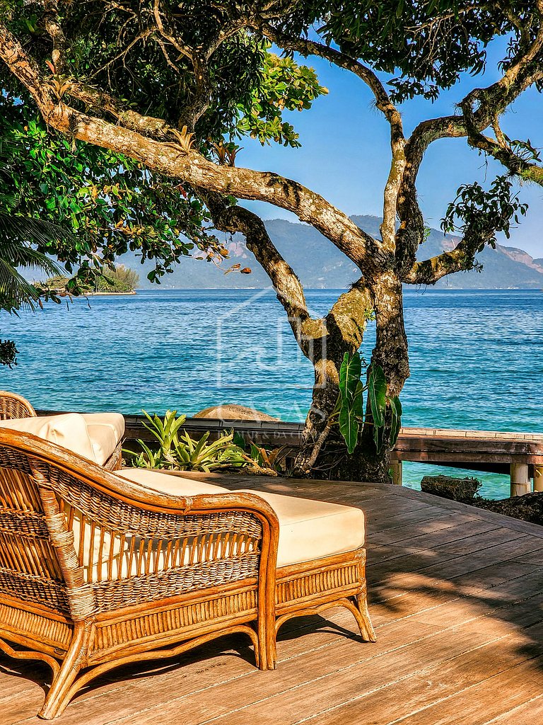 Beautiful villa with exclusive beach, seven suites in a cond