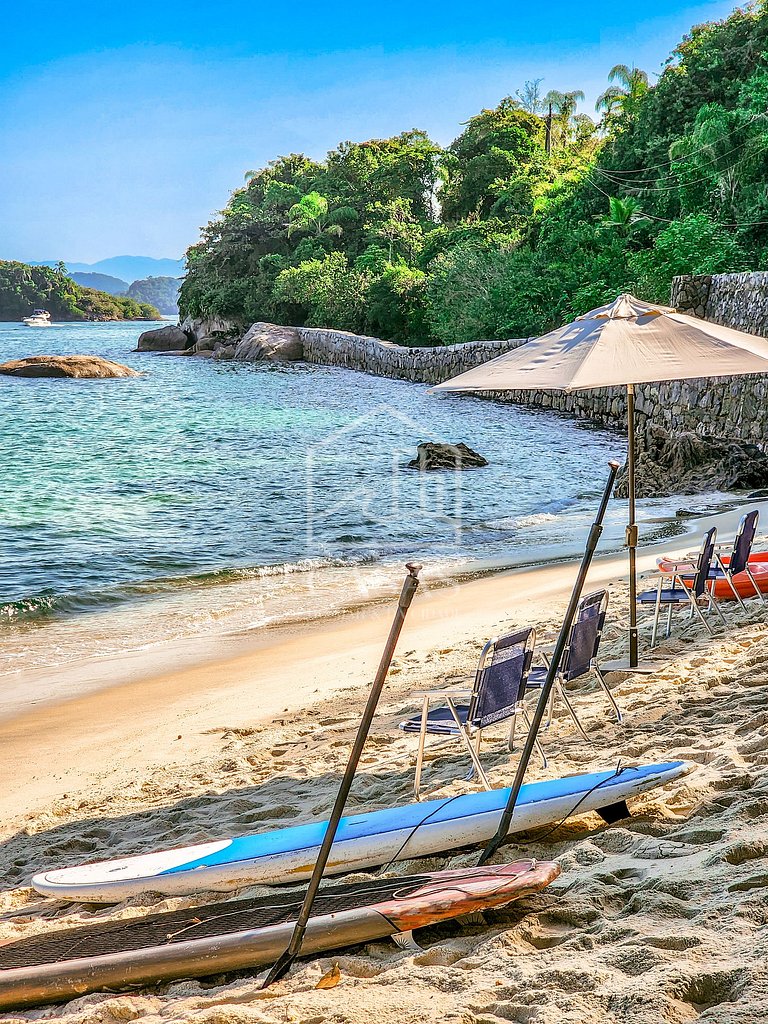 Beautiful villa with exclusive beach, seven suites in a cond