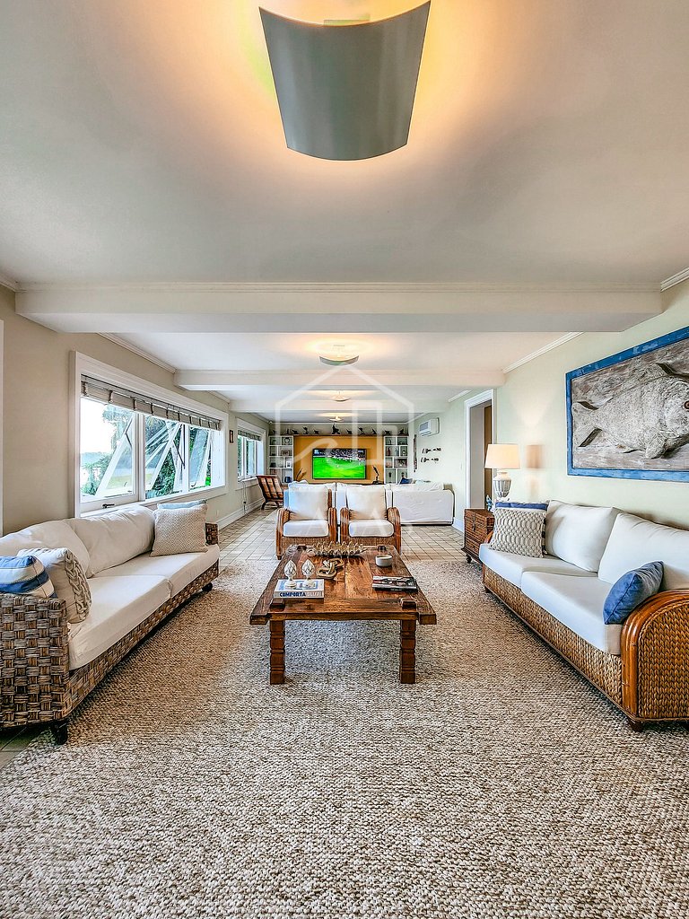 Beautiful villa with exclusive beach, seven suites in a cond
