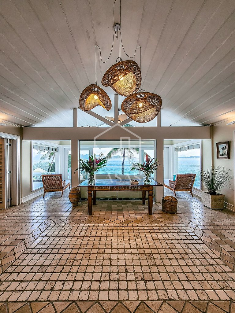 Beautiful villa with exclusive beach, seven suites in a cond