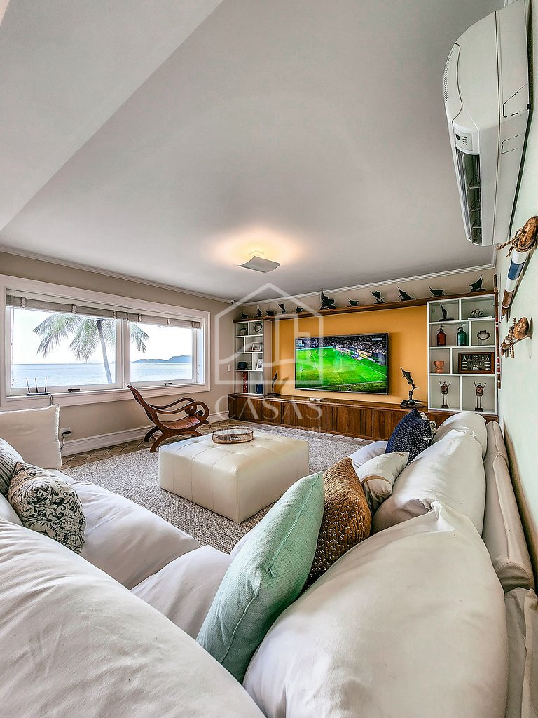 Beautiful villa with exclusive beach, seven suites in a cond