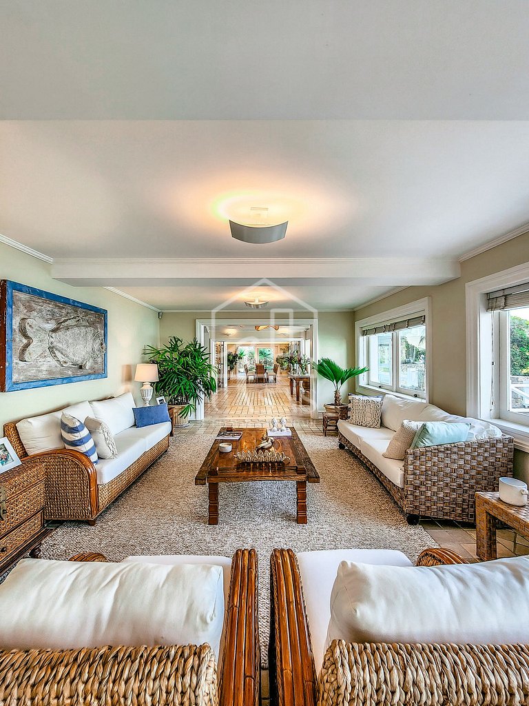 Beautiful villa with exclusive beach, seven suites in a cond