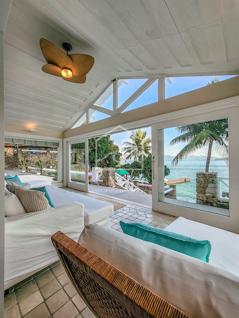 Beautiful villa with exclusive beach, seven suites in a cond