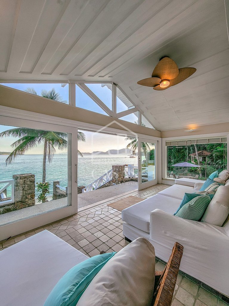 Beautiful villa with exclusive beach, seven suites in a cond