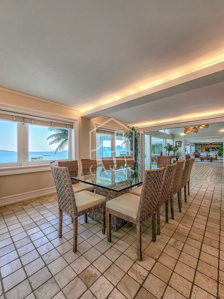 Beautiful villa with exclusive beach, seven suites in a cond