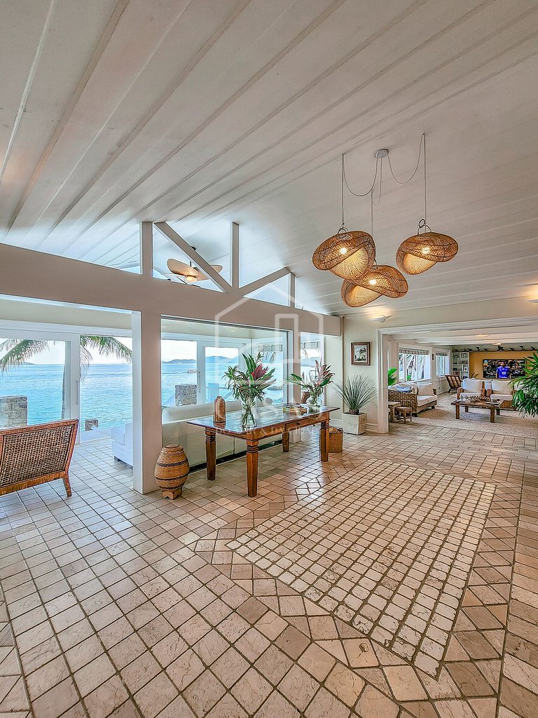 Beautiful villa with exclusive beach, seven suites in a cond