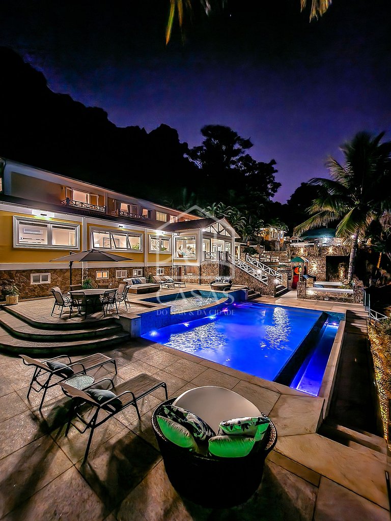 Beautiful villa with exclusive beach, seven suites in a cond